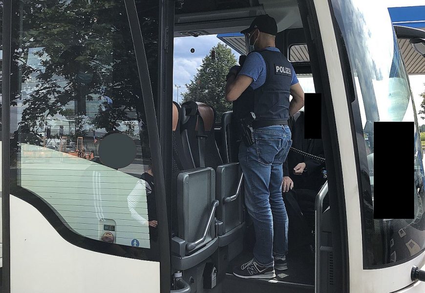 Fahrgäste eines Reisebusses auf der A93 komplett ohne Masken: 8.500 Euro Bußgeld drohen