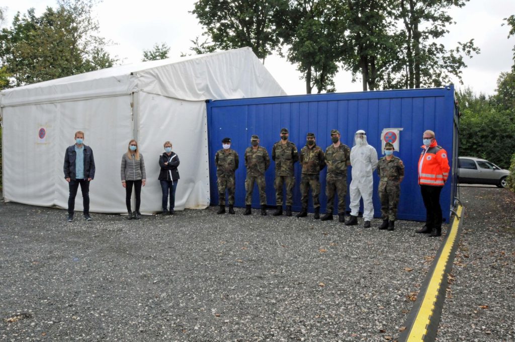 Es kann losgehen! Das Bayerische Rote Kreuz und die Bundeswehr stehen bereit und haben im Testzentrum der Stadt Amberg und des Landkreises Amberg-Sulzbach den Betrieb aufgenommen. Rainer Schmid, Laura Hofmann und Elisabeth Keck (v.li.) hatten dafür in den vergangenen Wochen in der Koordinierungsgruppe alles intensiv vorbereitet. Foto: Christine Hollederer