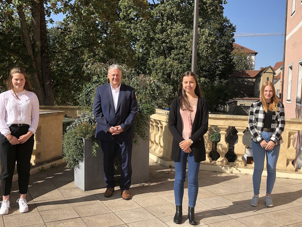 Sie freuen sich auf ihre Ausbildung im Landratsamt Amberg-Sulzbach. Von links: Anna-Lena Hörl, Annemarie Englisch und Anja Rothut. Landrat Richard Reisinger begrüßte die jungen Kolleginnen auf dem Balkon des Kurfürstlichen Schlosses und hieß sie im Team herzlich willkommen Foto: Carmen Spörl