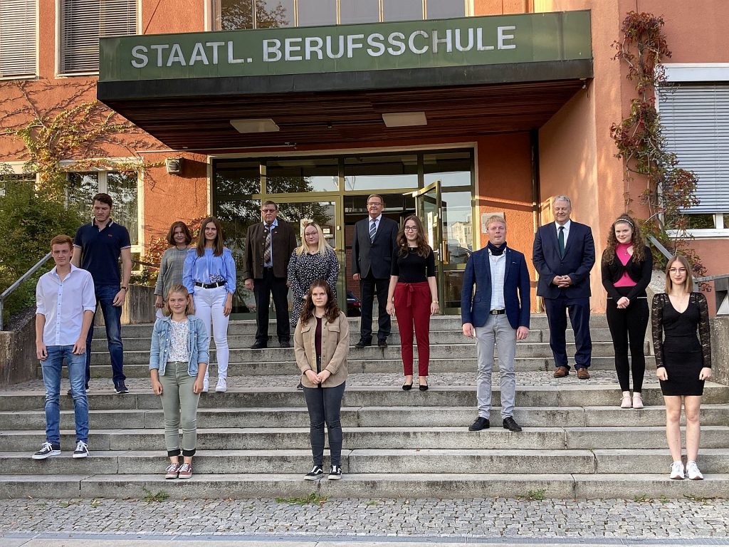 Den Besten des Schuljahres 2019/2020 gratulierten Schulleiterin Sabine Fersch (3.v.l.), Landrat Richard Reisinger (3.v.r.), 2. Bürgermeister Martin J. Preuß (6.v.r.) und Kreishandwerksmeister Hans Weber (6.v.l.). Foto: Thomas Lehmeier