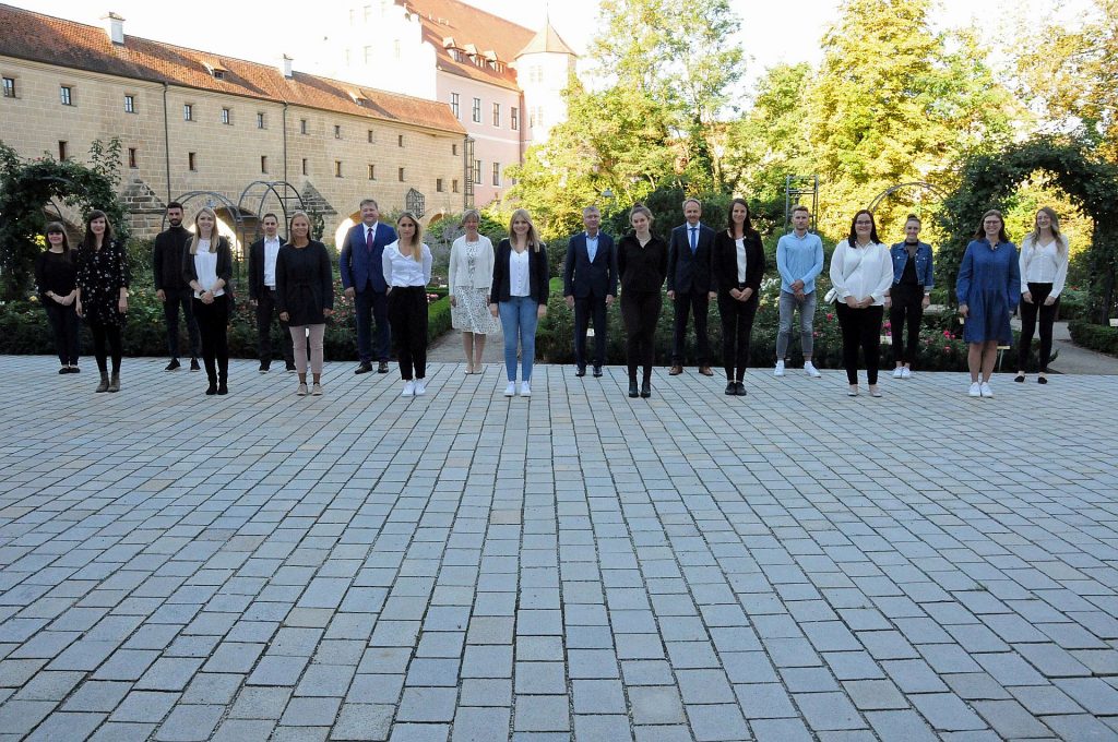 15 neue Grundschullehrer/-innen wurden vom stellvertretenden Landrat Stefan Braun (7.v.li.) und dem 3. Bürgermeister der Stadt Amberg, Franz Badura (11.v.li.) im Landratsamt Amberg-Sulzbach vereidigt. Foto: Christine Hollederer