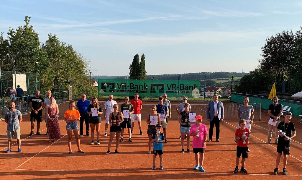 Trotz „Corona-Hygienebedingungen“ richtete der TC Kümmersbruck eine erfolgreiche Tennis-Landkreismeisterschaft aus. Der stellvertretende Landrat Stefan Braun (5. von rechts) gratulierte den glücklichen Siegern und Spielern. Foto: TC Kümmersbruck