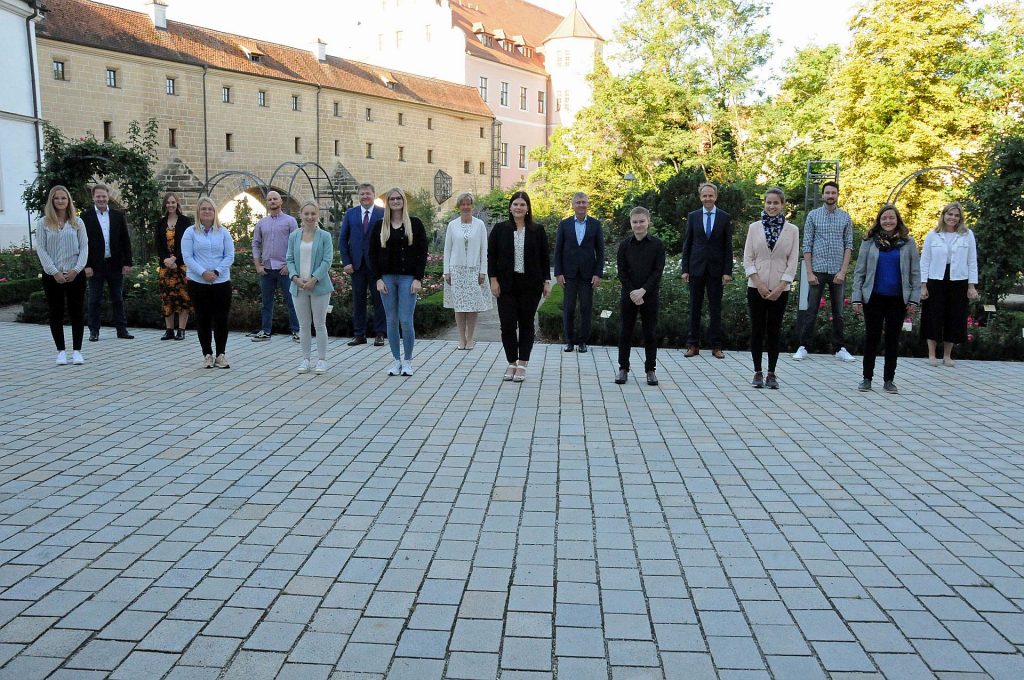 8 neue Lehrer für die Mittelschule sowie 2 Förderlehreranwärterinnen und 3 Fachlehreranwärter starten morgen ihren Dienst an der Schule. Von Schulamtsdirektorin Beatrix Hilburger (9.v.li.) und Schulamtsdirektor Stephan Tischer bekamen sie bei der Vereidigung Tipps für ein erfolgreiches Lehrerleben mit auf den Weg Foto: Christine Hollederer