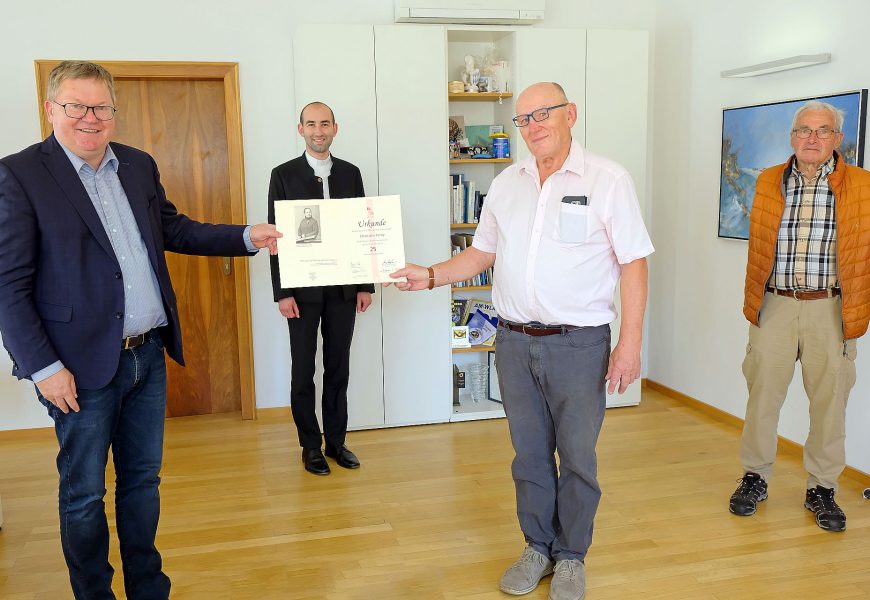 Ambergs OB Michael Cerny 25 Jahre Mitglied der KAB – Ehrennadel und Urkunde als äußeres Zeichen für Dank und Anerkennung