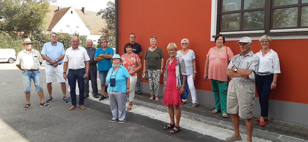 Die Besuchergruppe des Seniorenbeirates mit seinem Leiter Manfred Sulima, Bürgermeister Roland Strehl (2. u. 3.v.li.) und dem Seniorenbeauftragten Herbert Breitkopf (5.v.li.)