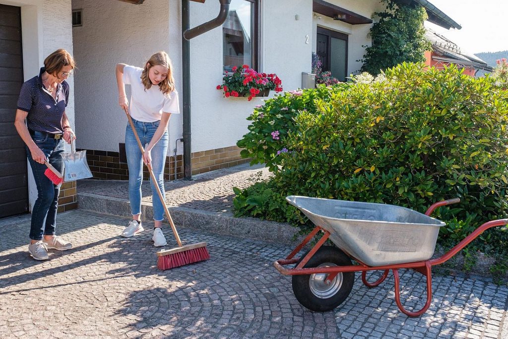 Jugendliche übernehmen Hausarbeiten bei der Taschengeldbörse Foto © Günter Scharl