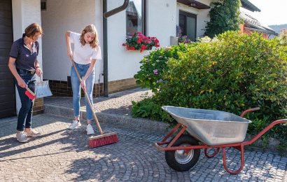 Jugendliche übernehmen Hausarbeiten bei der Taschengeldbörse Foto © Günter Scharl