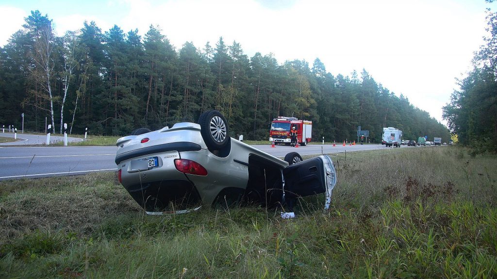 Der 39-jährige Fahrer des Peugeot wurde leicht verletzt ins Klinikum Amberg gebracht Foto: © Pressedienst Wagner