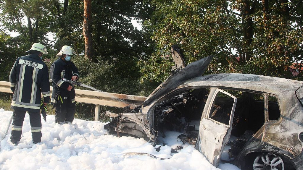 Nach der Kollision mit dem Sattelzug brannte der VW Touran komplett aus Foto: © Pressedienst Wagner