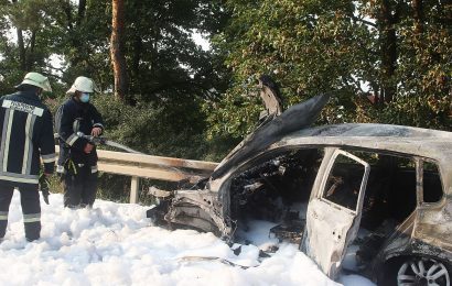 PKW gerät nach Kollision mit Sattelschlepper auf der B85 in Vollbrand