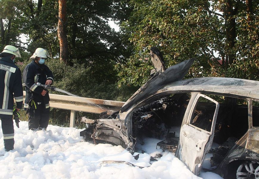 PKW gerät nach Kollision mit Sattelschlepper auf der B85 in Vollbrand