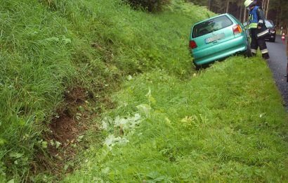Fahrzeug unter dubiosen Umständen in Sulzbach-Rosenberg im Graben aufgefunden