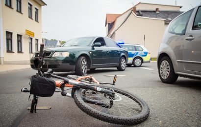 Querenden Radfahrer übersehen