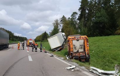 Lkw-Unfall mit Müllauto und vier leicht verletzten Personen auf der A3 bei Laaber