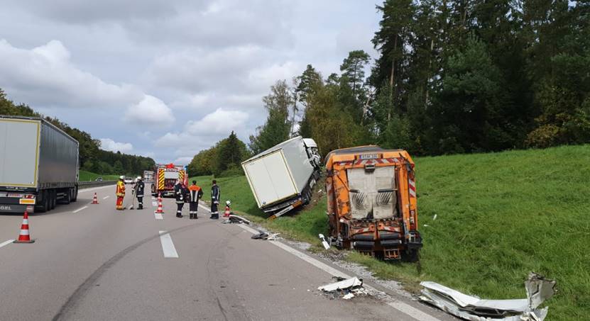 Alle vier Insassen der LKW wurden leicht verletzt ins Krankenhaus gebracht Foto: Polizei