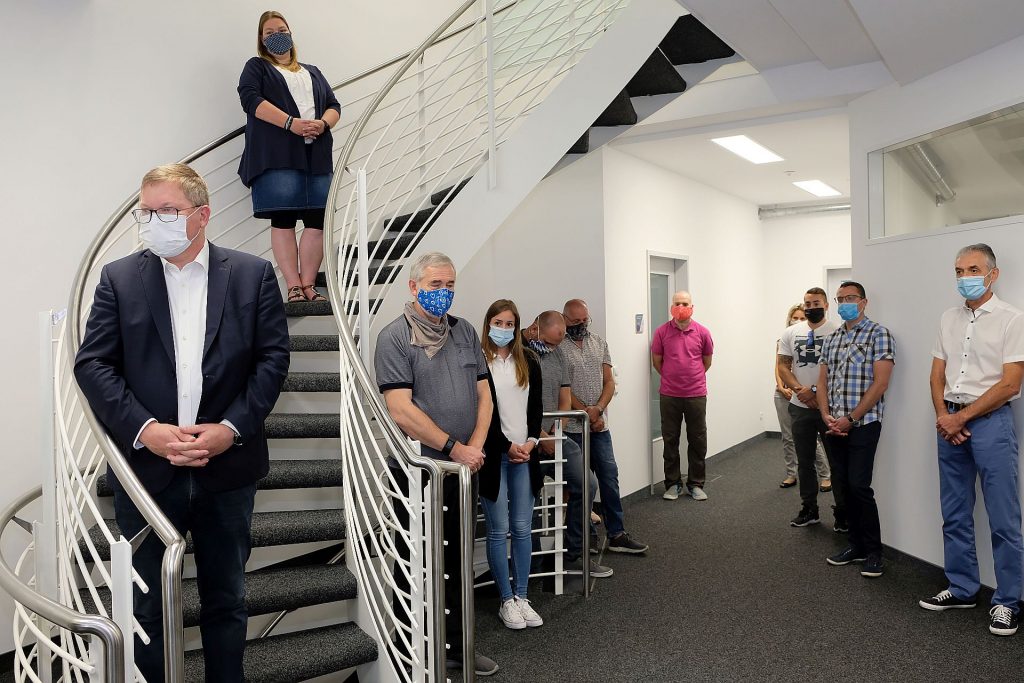 Oberbürgermeister Michael Cerny (links) und ein Teil der nun hier untergebrachten Beschäftigten der Stadt Amberg bei der Einweihung der neuen Räumlichkeiten. Foto: Susanne Schwab, Stadt Amberg