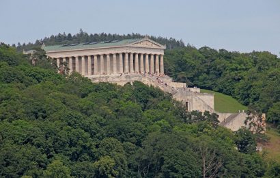 Frau bei Sturz auf der Walhalla schwer verletzt