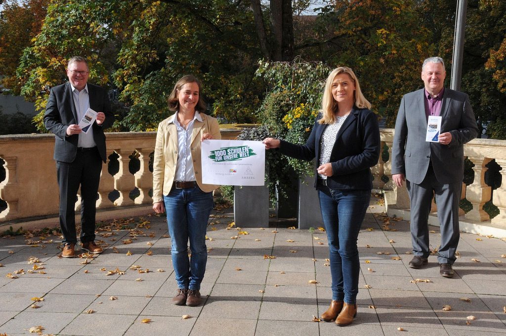 Heike von Eyb von der Stadt Amberg und Nicole Graf vom Landkreis Amberg-Sulzbach (v.li.) sind die Ansprechpartnerinnen für das Projekt „1000 Schulen für unsere Welt“. Oberbürgermeister Michael Cerny und Landrat Richard Reisinger stehen hinter der Arbeit der beiden Frauen. Foto: Christine Hollederer