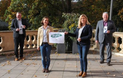 Heike von Eyb von der Stadt Amberg und Nicole Graf vom Landkreis Amberg-Sulzbach (v.li.) sind die Ansprechpartnerinnen für das Projekt „1000 Schulen für unsere Welt“. Oberbürgermeister Michael Cerny und Landrat Richard Reisinger stehen hinter der Arbeit der beiden Frauen. Foto: Christine Hollederer