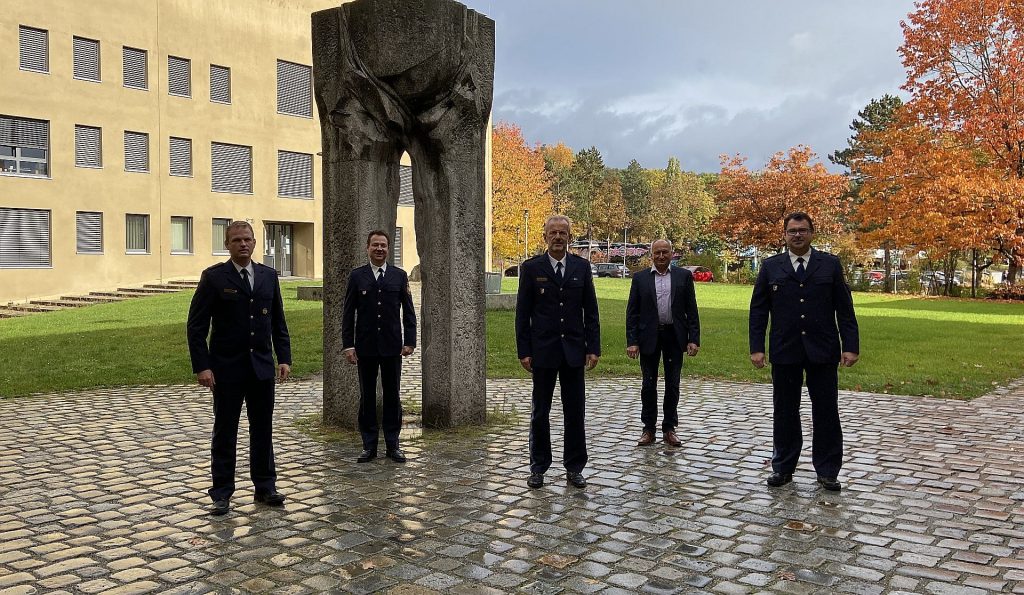 V.l.n.r.: PR Tobias Mattes (Leiter der Verkehrspolizeiinspektion Amberg), KHK Heiko Erl, PVP Thomas Schöniger, EKHK Franz Eichenseher (Personalrat), PHK Christian Scharl Foto: PP Opf.