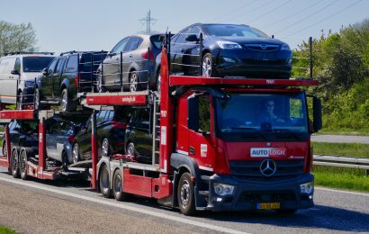 Autotransporter verliert Pkw auf der B8 bei Geisling