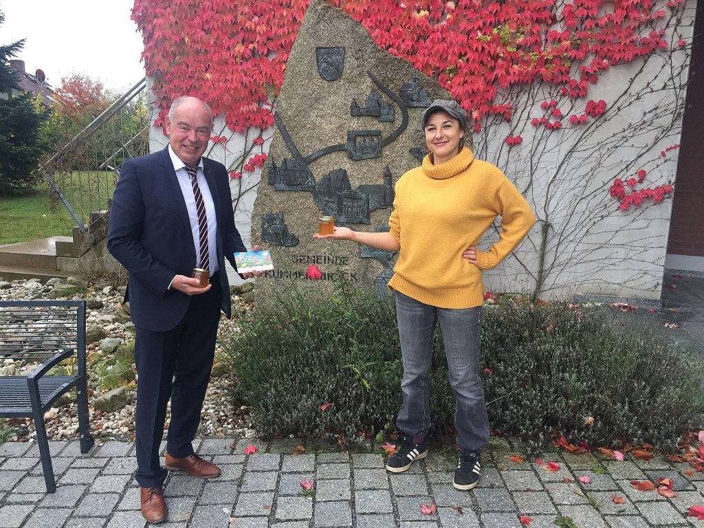 li. Bürgermeister Roland Strehl und re. Stefanie Zehetbauer Foto: Wolfgang Roggenhofer