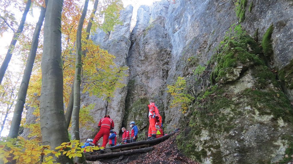 Viele Helfer waren vor Ort, um den verunglückten Kletterer zu bergen Foto: Polizei Sulzbach-Rosenberg