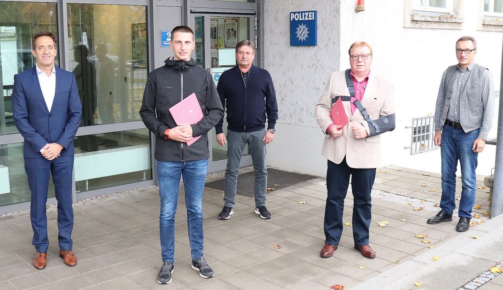 Bildunterschrift v.l.n.r. LKD Harald Wiesenberger, Andreas Wagner, Notfallsanitäter Kriminalhauptkommissar Josef Vogl, Norbert Wiendl, Notfallsanitäter, Kriminalhauptkommissar Johann Schmid Foto: PP Oberpfalz