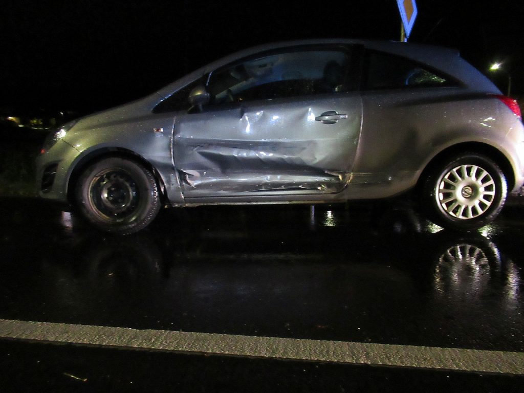 Relativ hoher Sachschaden entstand bei der Vorfahrtsverletzung in Amberg Foto: Polizei