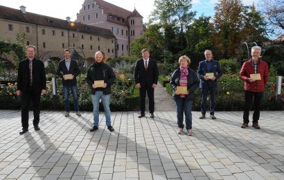 Gemeinsam mit dem Vorsitzenden des ZEN-Fördervereins, Florian Junkes (1.v.li.) überreichte der stellvertretende Landrat Stefan Braun (4.v.li.) die Grünen Hausnummern an (v.li.) Tobias List, Konrad Meier, Anneliese Wenkmann (in Vertretung ihres Sohnes Andreas), Alfred Steindl und Hans Wenkmann. Familie Geppert bekommt die Hausnummer zu einem späteren Zeitpunkt ausgehändigt. Foto: Christine Hollederer