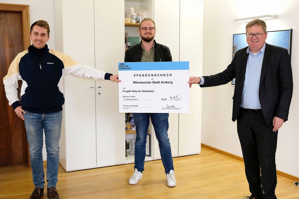 Simon Pronath und Jonas Falkenstein überreichen Oberbürgermeister Michael Cerny (v.l.n.r.) den Spendenscheck in Höhe von 415 Euro. Insgesamt kamen bei der Kampagne "Help for Homeless" bis dato fast 3.000 Euro an Spendengeldern zusammen. Foto: Susanne Schwab, Stadt Amberg)