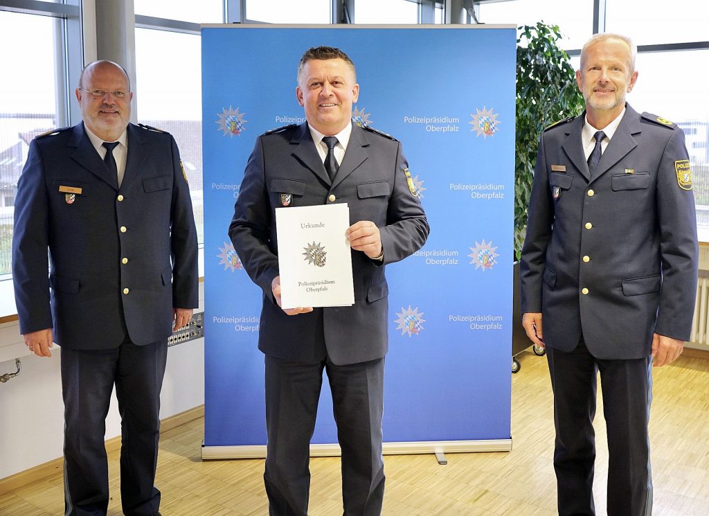 Von links nach rechts: Polizeipräsident Norbert Zink, Erster Polizeihauptkommissar Hermann Weiß, Polizeivizepräsident Thomas Schöniger