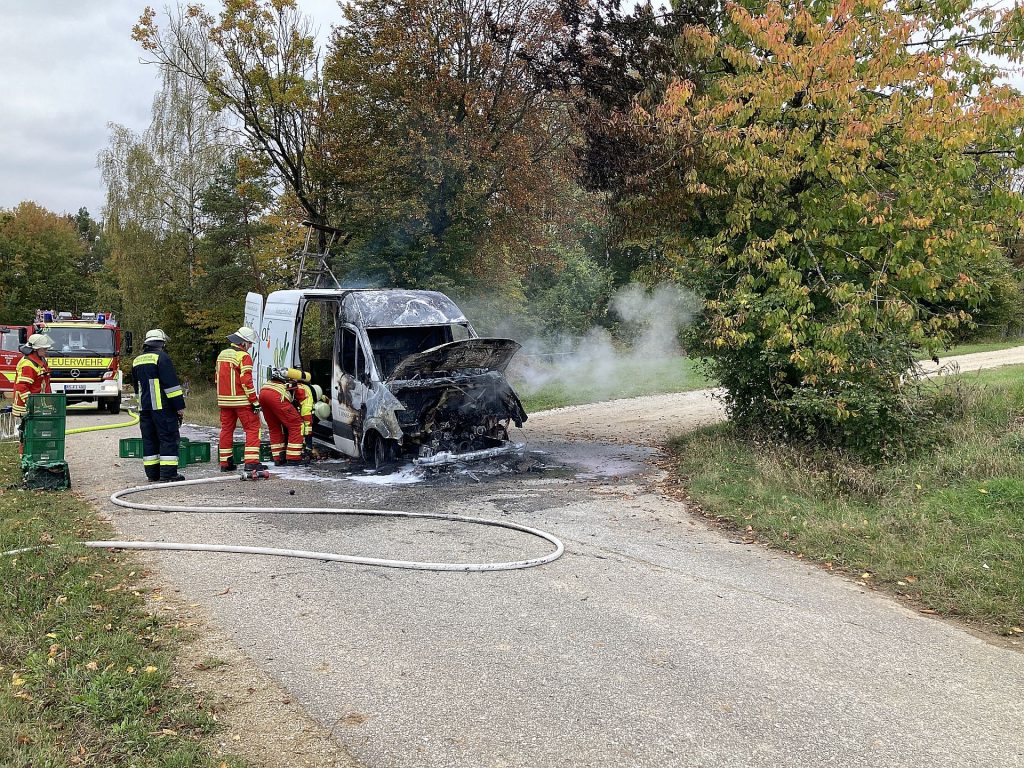 Der Kleintransporter brannte vollständig aus Foto: Polizei