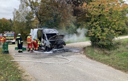 Lieferwagen geht bei Illschwang in Flammen auf