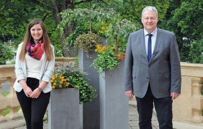 Regionalmanagerin Katharina Schenk und Landrat Richard Reisinger wünschen sich viele Bewertungen der Amberger und Amberg-Sulzbacher. Als Belohnung winkt ein Urlaubswochenende im Tiny House. Foto: Christine Hollederer