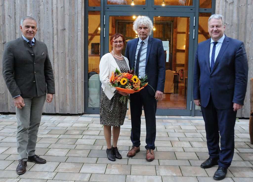 12 Jahre war Wolfgang Lippert Landrat (3.v.li.) des Landkreises Tirschenreuth. Die mit dem Ruhestand gewonnene freie Zeit will er u.a. für gemeinsame Reisen mit seiner Frau Edith nutzen. Der Sprecher der Oberpfälzer Landräte Richard Reisinger und Lipperts Nachfolger Roland Grillmeier (1.v.li.) wünschten ihm für den Ruhestand alles Gute Foto: Christine Hollederer