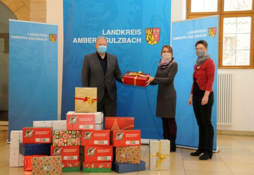 Für 50 strahlende Kinderaugen – Landrat Richard verschickt 25 weihnachtliche befüllte Schuhkartons an bedürftige Kinder
