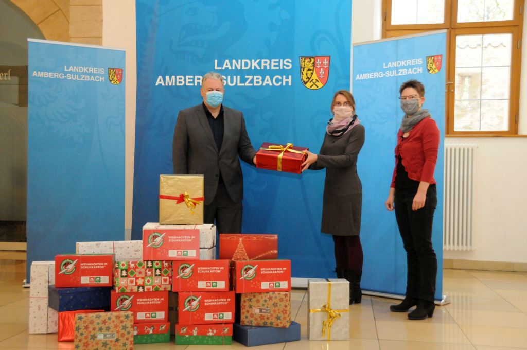 Schirmherr Landrat Richard Reisinger verschickt im Jubiläumsjahr 25 weihnachtlich bepackte Schuhkartons an arme Kinder in Europa. Die Organisatorinnen Ulrike Straub aus Schnaittenbach und Jedida Strobel aus Sulzbach-Rosenberg hoffen auf viele Nachahmer (v. l.).Foto: Martina Beierl