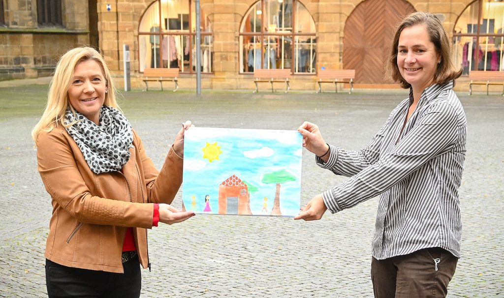 Die Projektkoordinatorinnen von "1000 Schulen für unsere Welt" Nicole Graf vom Landratsamt Amberg-Sulzbach (links) und Heike von Eyb, Stadt Amberg. Foto: Simon Wiesner, Stadt Amberg