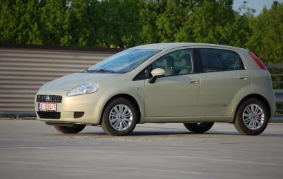 Außenspiegel eines geparkten Pkw Fiat in Teublitz angefahren