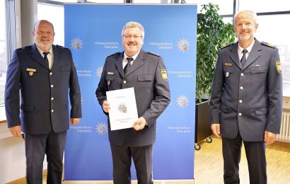 Von links nach rechts: Polizeipräsident Norbert Zink, Erster Polizeihauptkommissar Robert Feuerer, Polizeivizepräsident Thomas Schöniger