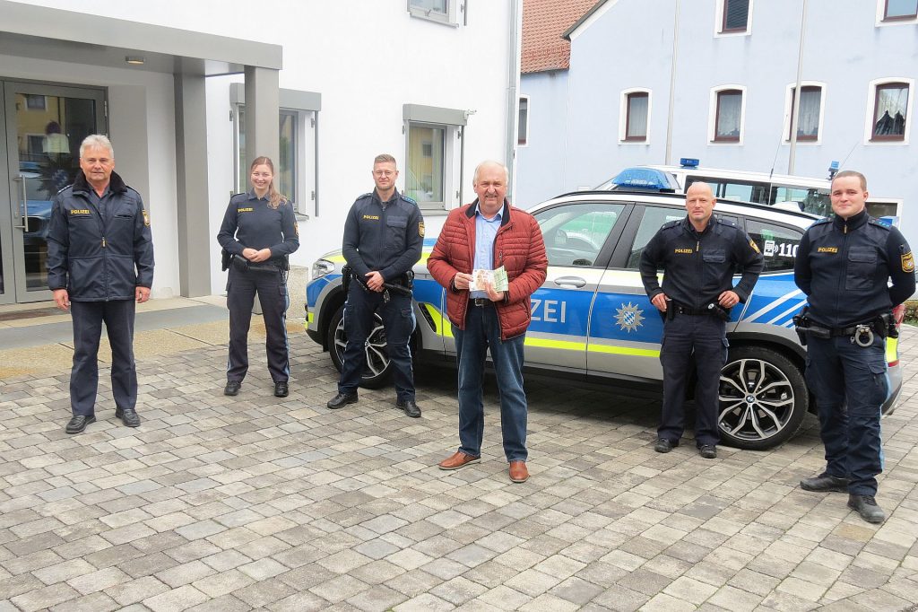 Die Dienstgruppe C der Polizeiinspektion Eschenbach nach der Spendenübergabe an die Kinderkrebshilfe Oberpfalz Nord. Deren 1. Vorsitzender, Herbert Putzer (3. v.re.), nahm die Spende dankend entgegen. Polizeikommissar Jürgen Joneitis (2. v.r.) mit den Kollegen (v.re.) Dominic Schopf, Philipp Striegl und Vanessa Plommer kümmern sich um das „Warenangebot“. Dienststellenleiter Werner Stopfer (li.) dankte sowohl dem Kollegenkreis, als auch den Vereinsverantwortlichen für ihr soziales Engagement Foto: Polizei