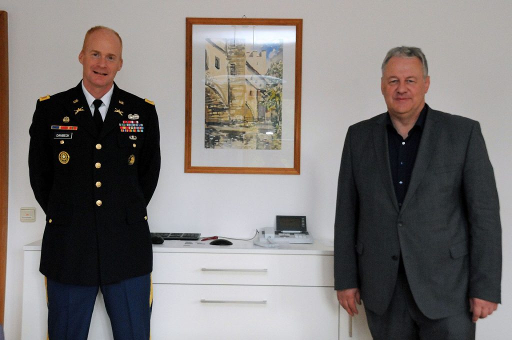 Haben sich auf Anhieb gut verstanden: Colonel Christopher R. Danbeck, der neue Chef der US-Armee Garnison Bavaria, und der Amberg-Sulzbacher Landrat Richard Reisinger (v.li.). Foto: Christine Hollederer