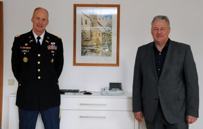 Newcomer sagt Hallo – Neuer US-Garnisonskommandeur trifft Landrat Reisinger