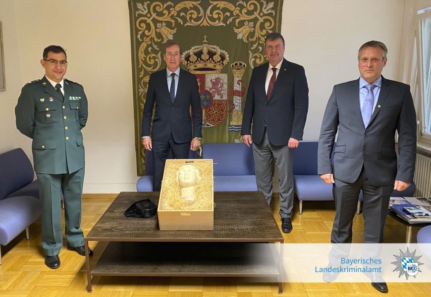 Gestohlene Marmorbüste kehrt nach Hause zurück