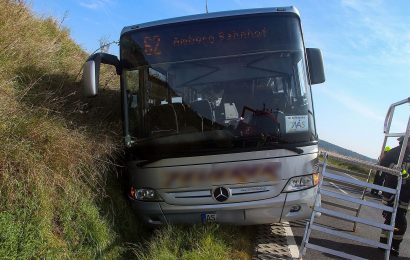 Linienbus nach Amberg landet im Straßengraben