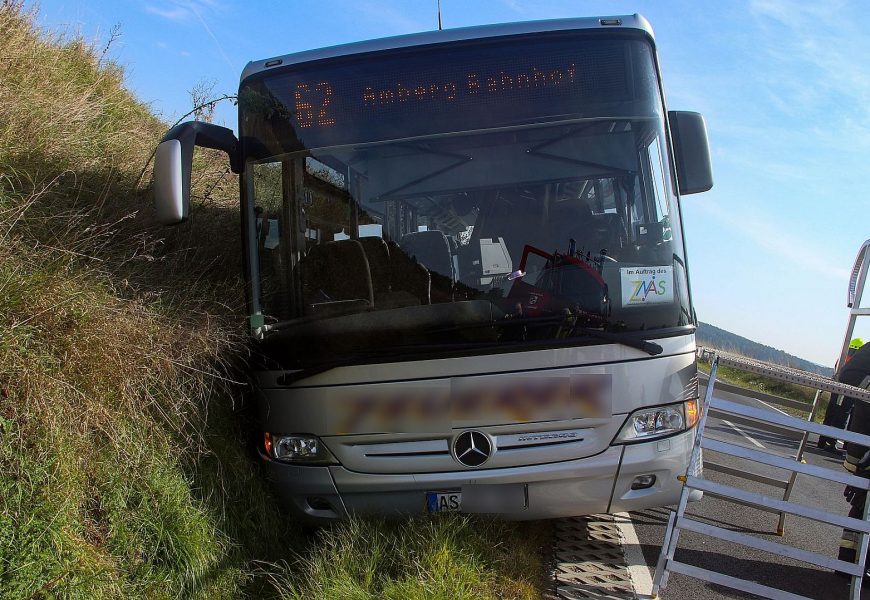 Linienbus nach Amberg landet im Straßengraben