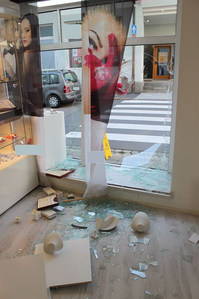 Das zerstörte Schaufenster Foto: KPI Regensburg, 