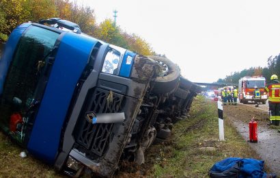 Der Sattelzug kam nach rechts von der Fahrbahn ab und kippte auf die Beifahrerseite Foto: © Pressedienst Wagner