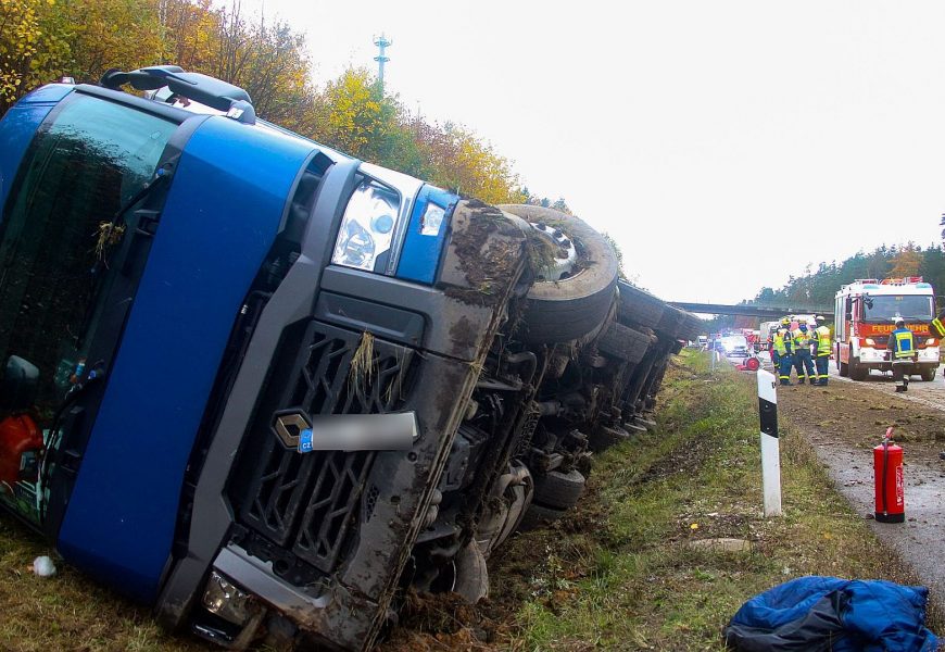 LKW von Fahrbahn abgekommen